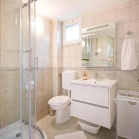 Lotea - Two-bedroom With Terrace Lägenhet